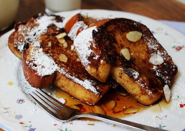 An easy, quick and delicious recipe for a fantastic French Toast topped with crunchy sliced almonds and maple syrup.