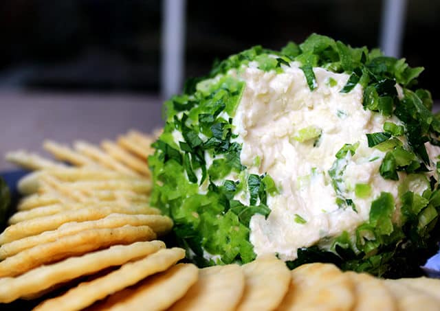 Get ready for the holidays with this Jalapeno Popper Cheese Ball! 5 minutes of prep are all you need to make this awesome party appetizer!