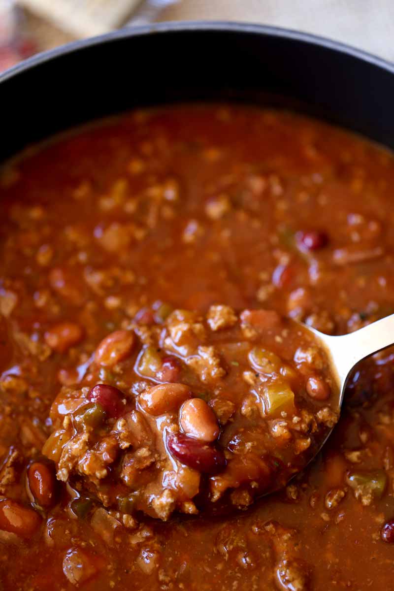 Wendy's Chili copycat made with kidney beans, onions, chilis, bell peppers and tomatoes with a spicy chili powder and cumin spices. Taste like a perfect copycat!