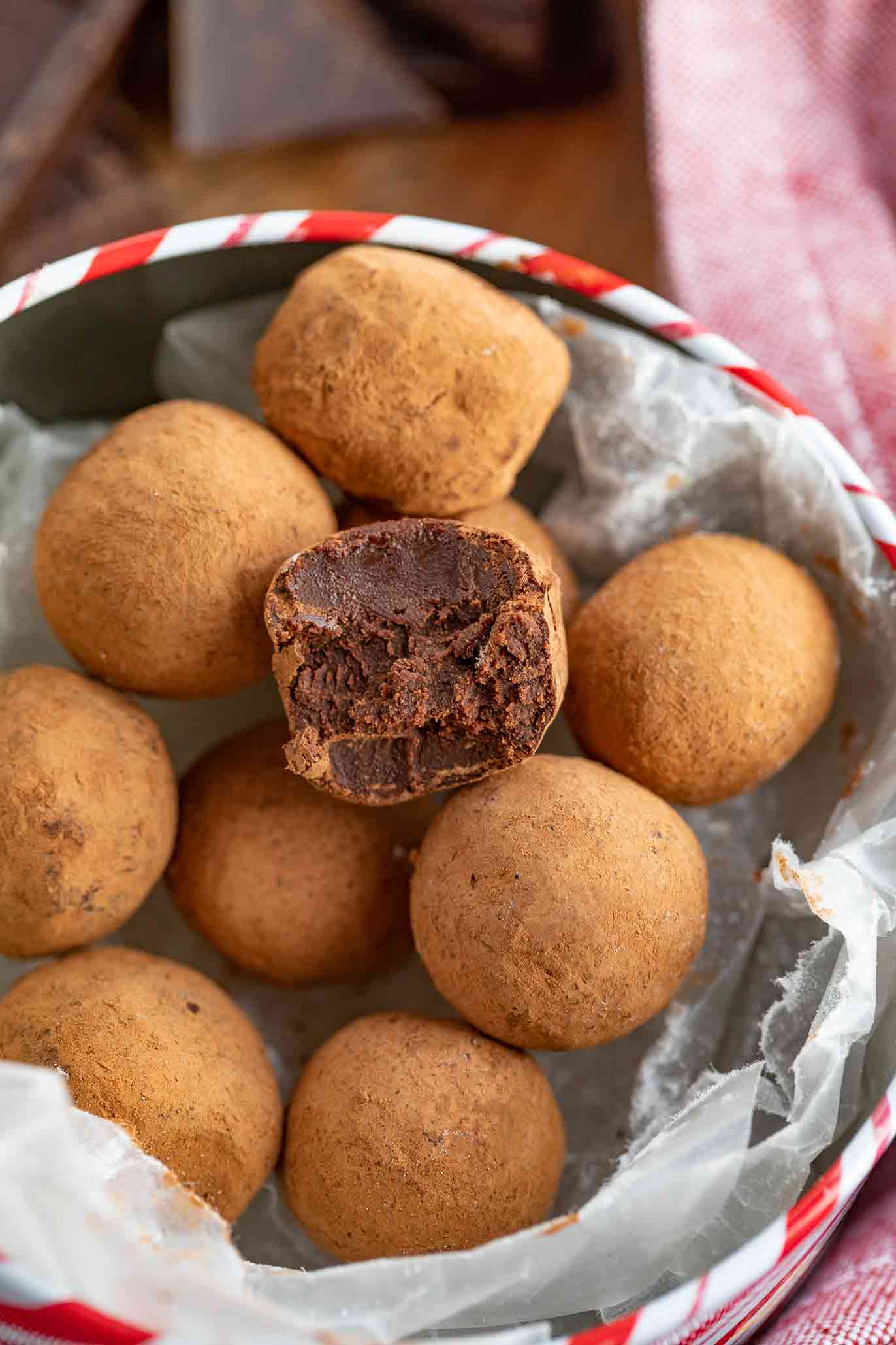 Chocolate Truffles with Cocoa Powder